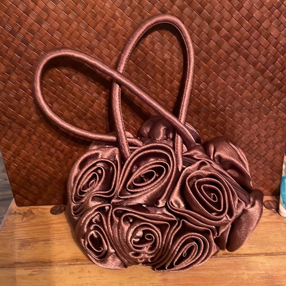Satin rosette purse - Picture 2 of 7
